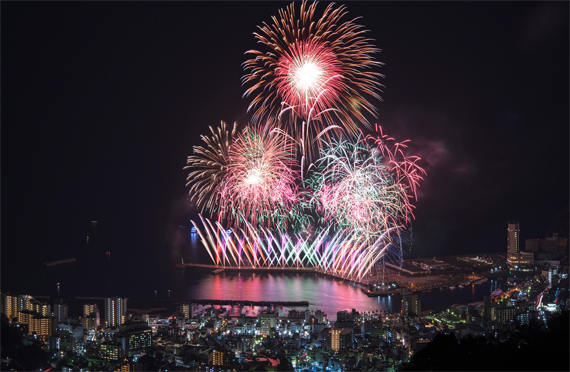 新宿発 銀色の花火が夜空を埋め尽くす 熱海海上花火大会ときらめく時之栖イルミネーション 御殿場プレミアムアウトレットでお買い物 日帰りバスツアー ツアー詳細 クラブゲッツ