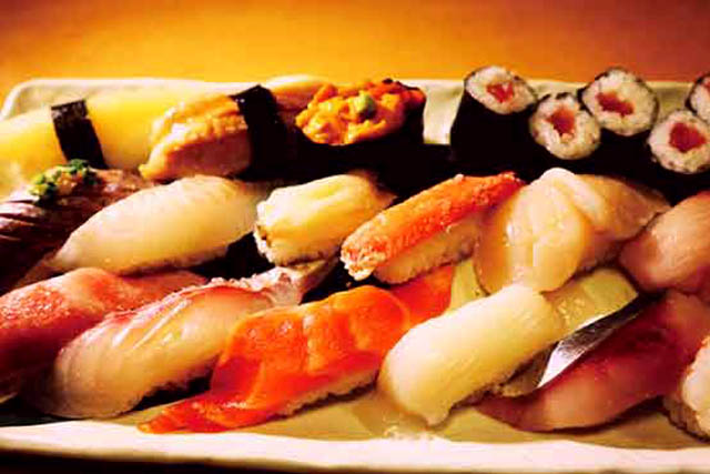 《札幌発日帰り》人気の回転寿司食べ放題と北海道の歴史に触れる旅