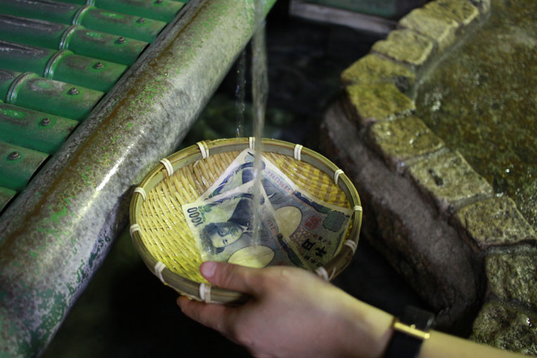 銭洗弁天(銭洗弁財天宇賀福神社)